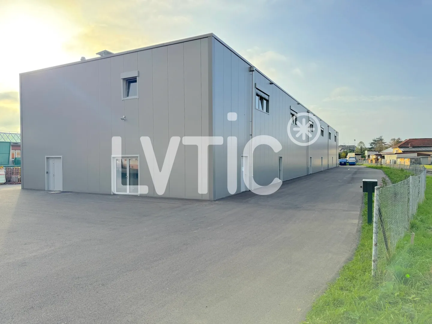 Officina, magazzino, uffici di 525 m2 in affitto a Villeneuve - Foto 2 di 11