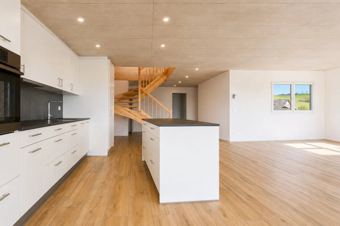 Maisonette apartment with morning sun! - Photo 3 of 10