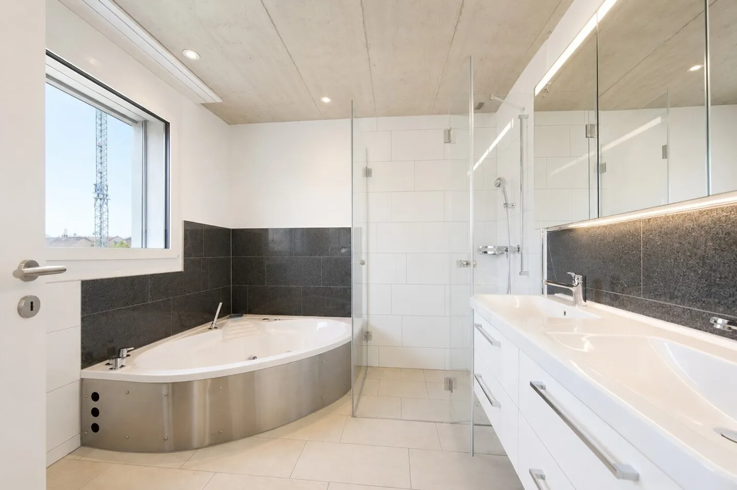 Maisonette apartment with morning sun! - Photo 9 of 10