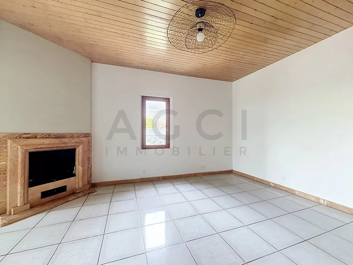 Charming 4-Room Apartment - Photo 1 of 9