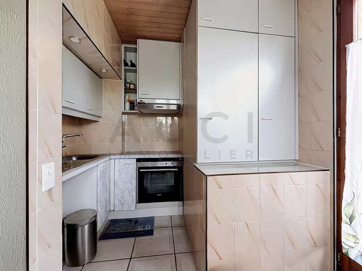 Charming 4-Room Apartment - Photo 3 of 9