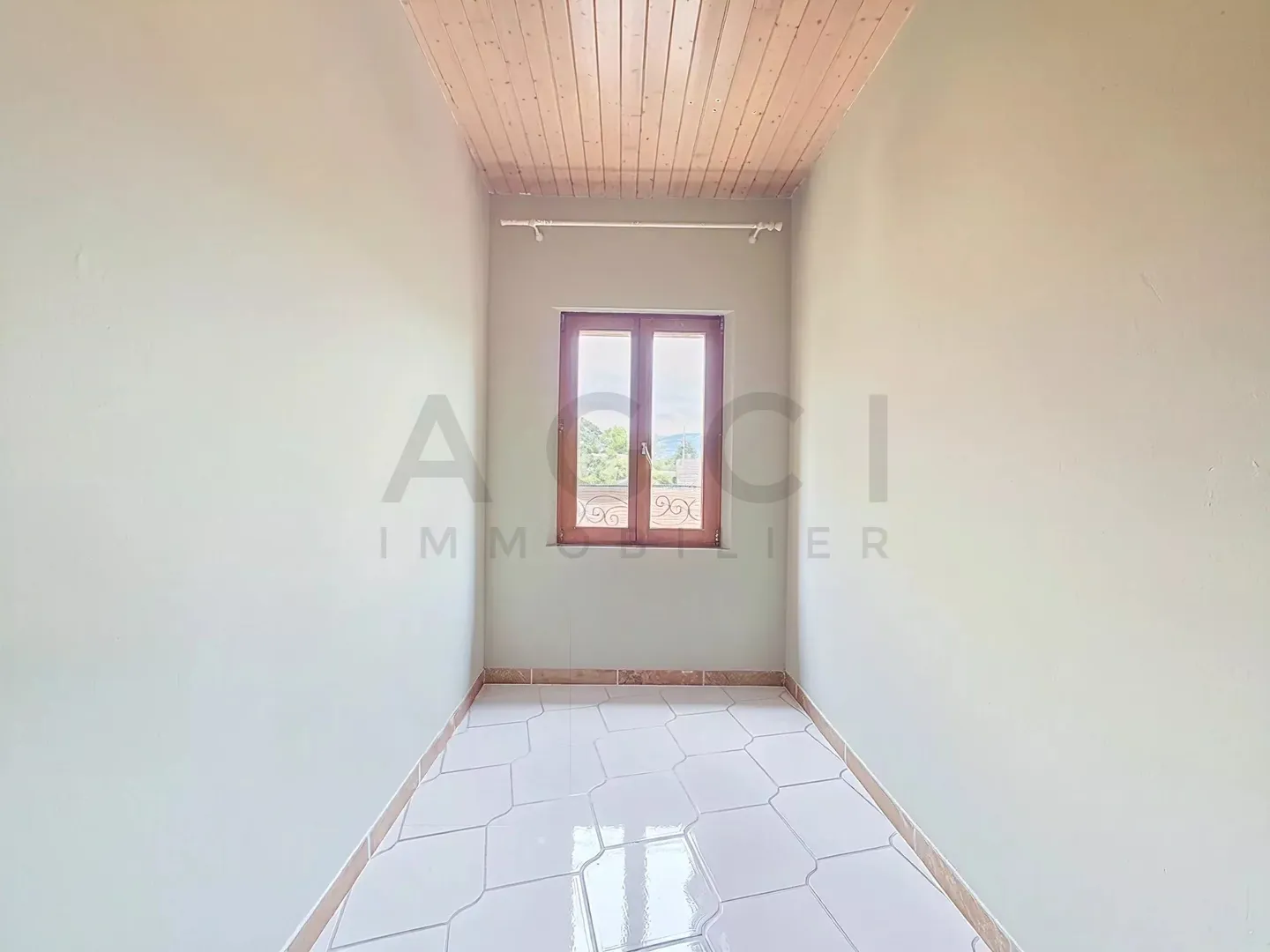 Charming 4-Room Apartment - Photo 6 of 9