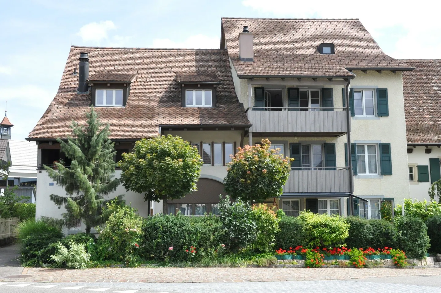 4.5-room apartment with covered balcony in the village center of Seltisberg! - Photo 1 of 12