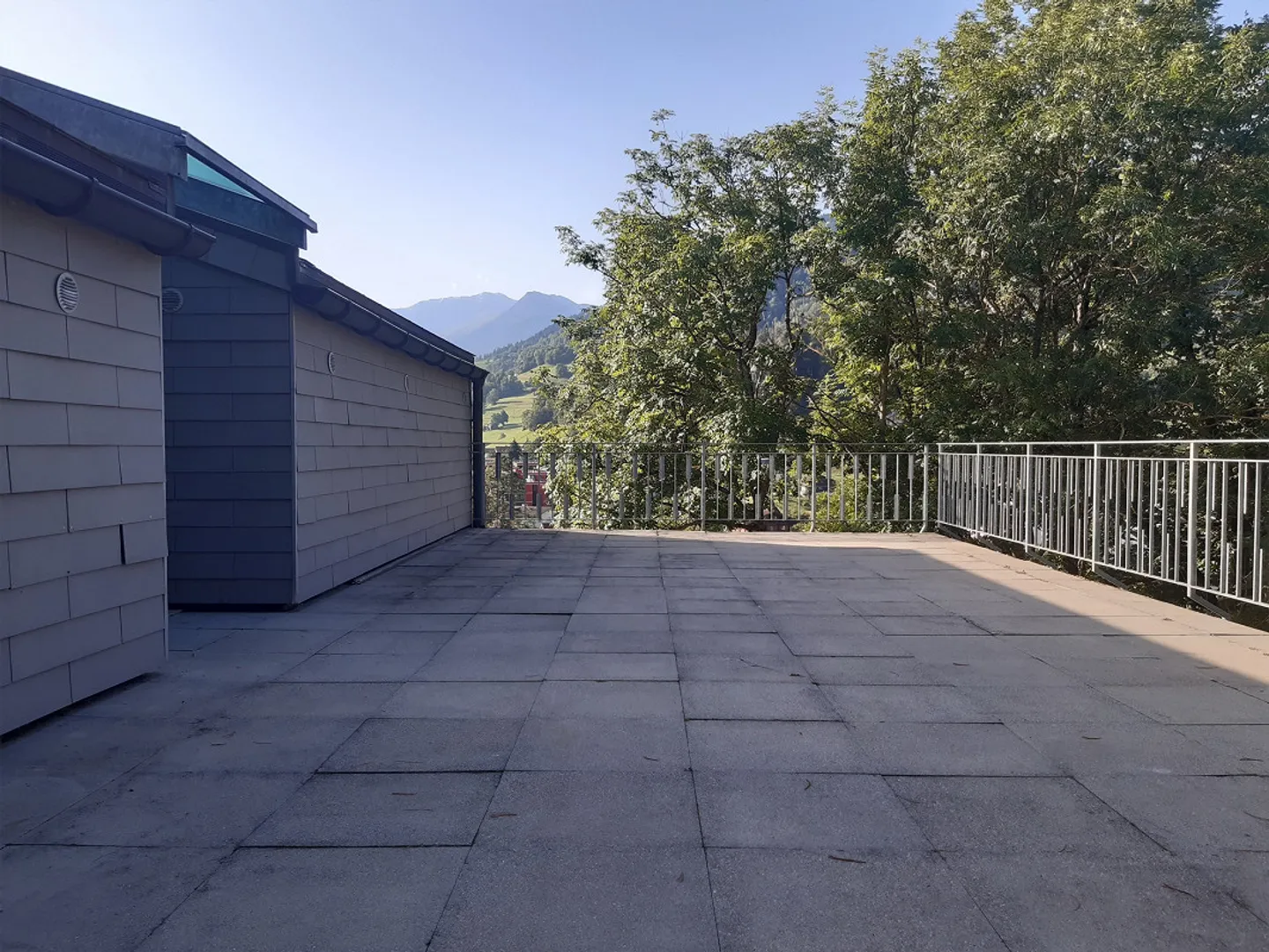 schöne helle 2.5 Zimmer Dach-Wohnung mit Aussicht auf Ilanz - Foto 3 von 8