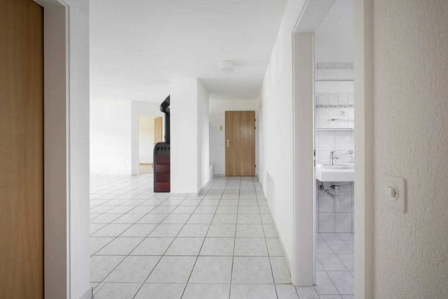 Bright 4.5 Room Apartment on the 2nd Floor with Wonderful View - Photo 3 of 12