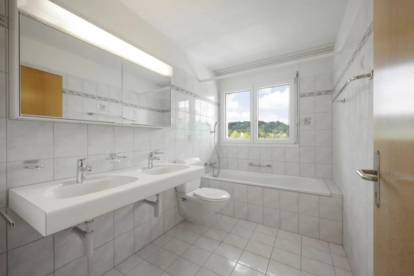 Bright 4.5 Room Apartment on the 2nd Floor with Wonderful View - Photo 4 of 12