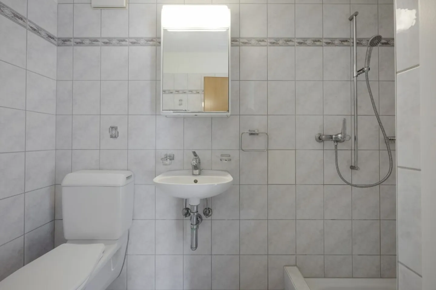 Bright 4.5 Room Apartment on the 2nd Floor with Wonderful View - Photo 5 of 12