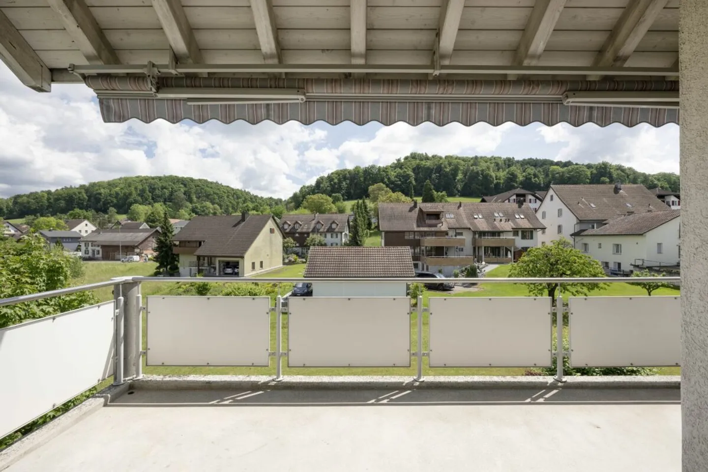 Bright 4.5 Room Apartment on the 2nd Floor with Wonderful View - Photo 10 of 12