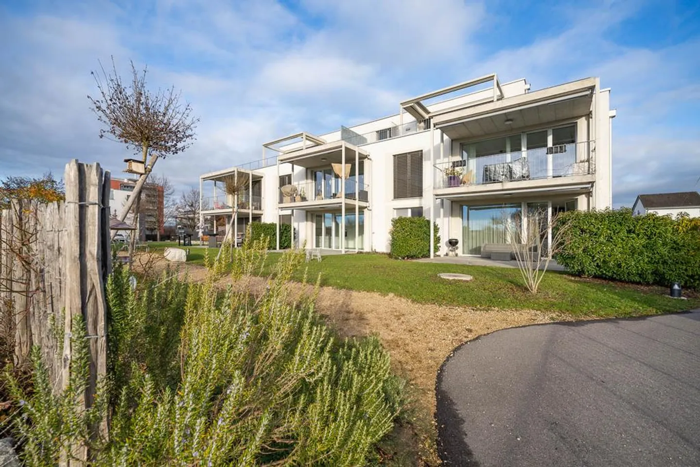 Appartement moderne de 2,5 pièces en penthouse avec terrasse sur le toit près de la gare ! - Photo 1 sur 8