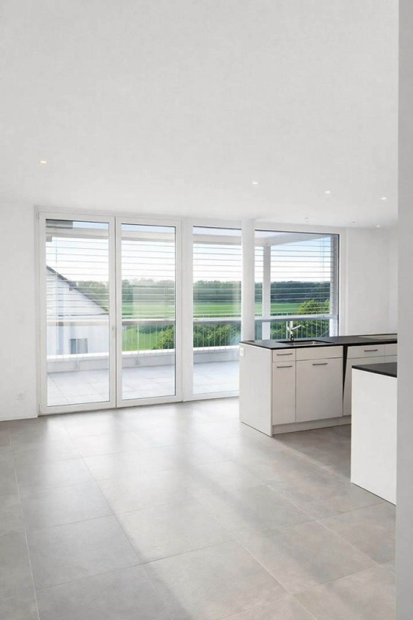 Appartement moderne de 2,5 pièces en penthouse avec terrasse sur le toit près de la gare ! - Photo 2 sur 8