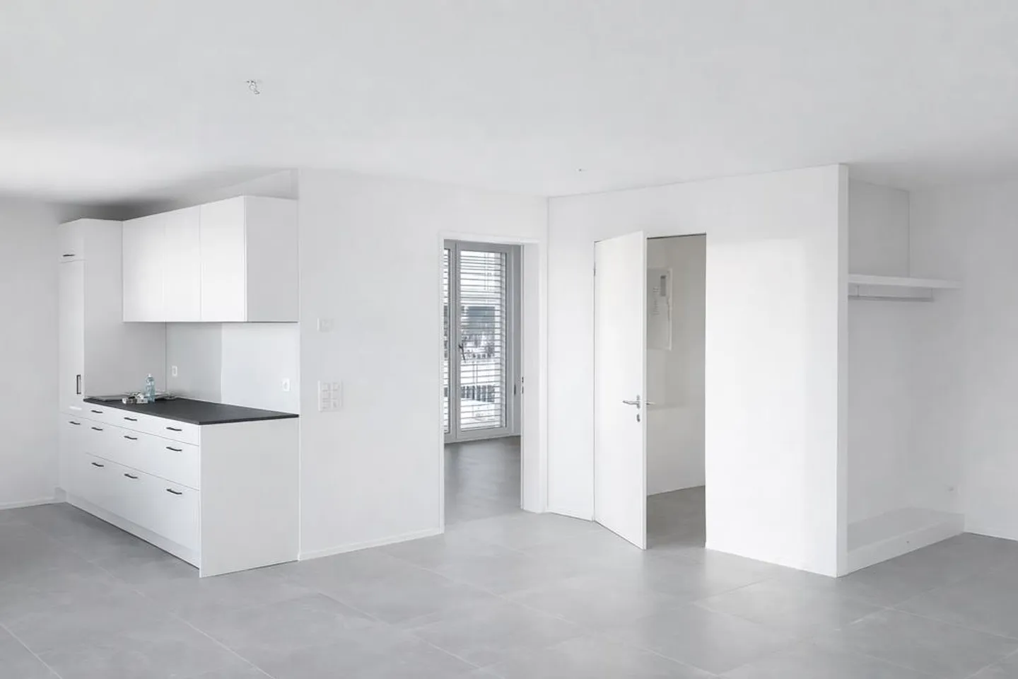 Appartement moderne de 2,5 pièces en penthouse avec terrasse sur le toit près de la gare ! - Photo 3 sur 8