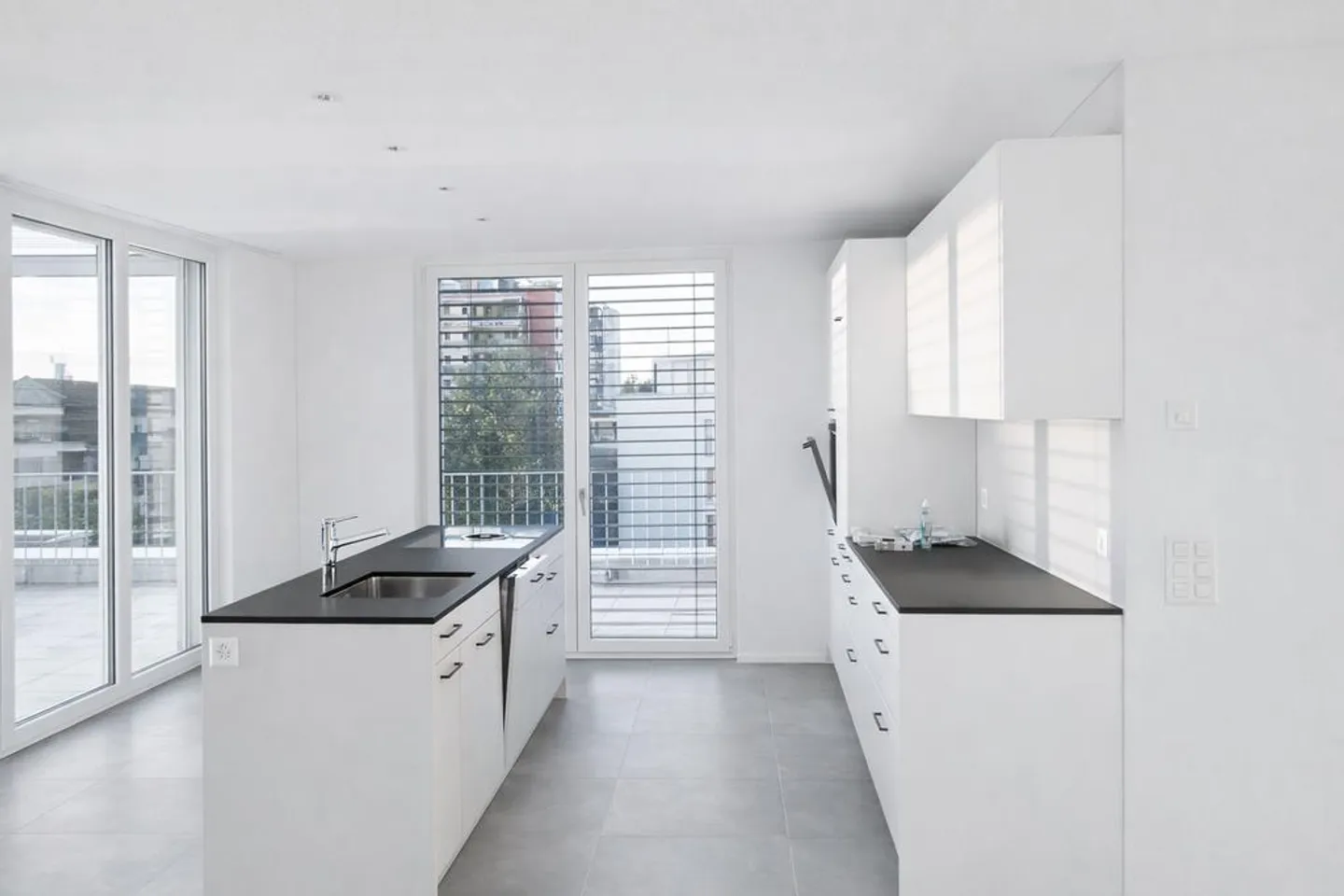Appartement moderne de 2,5 pièces en penthouse avec terrasse sur le toit près de la gare ! - Photo 4 sur 8