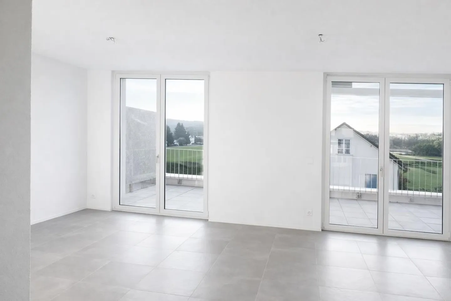 Appartement moderne de 2,5 pièces en penthouse avec terrasse sur le toit près de la gare ! - Photo 5 sur 8