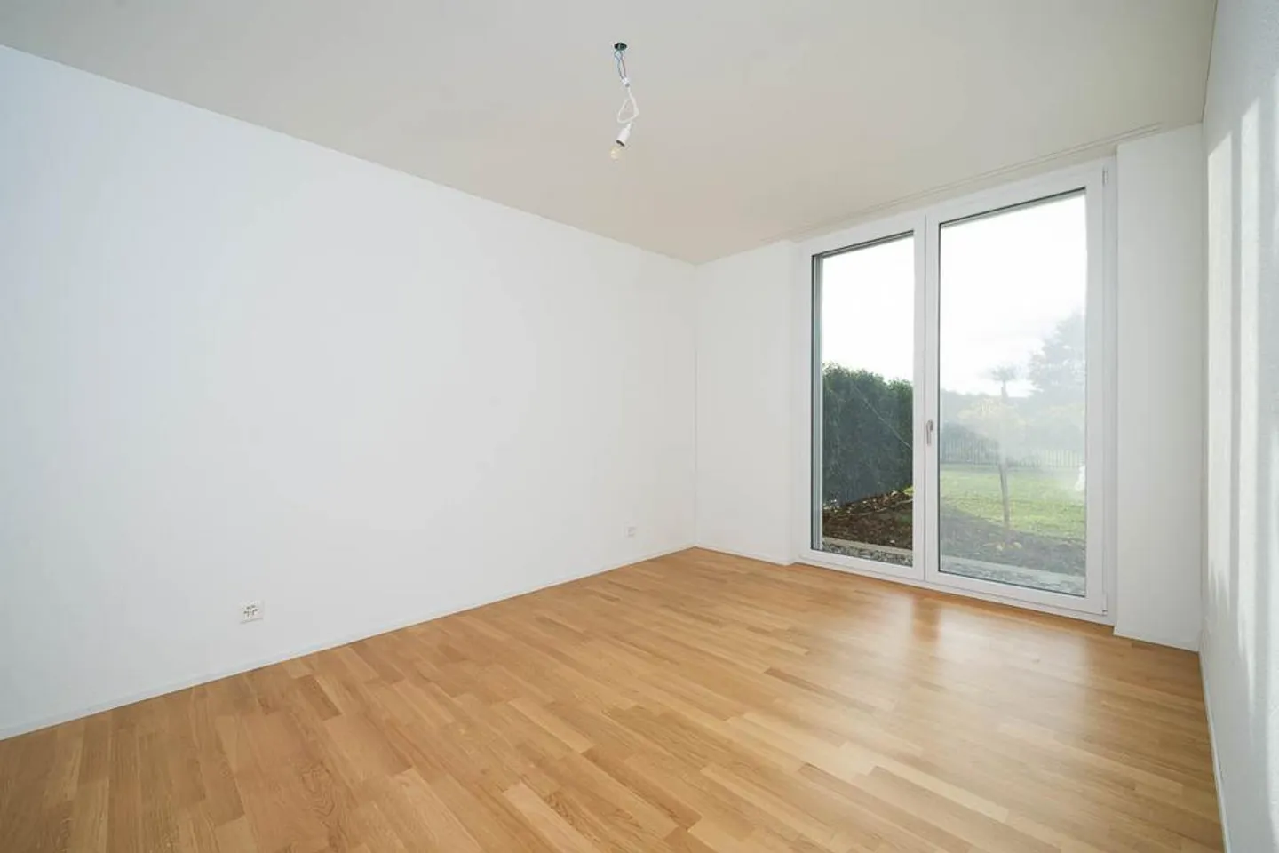 Appartement moderne de 2,5 pièces en penthouse avec terrasse sur le toit près de la gare ! - Photo 6 sur 8