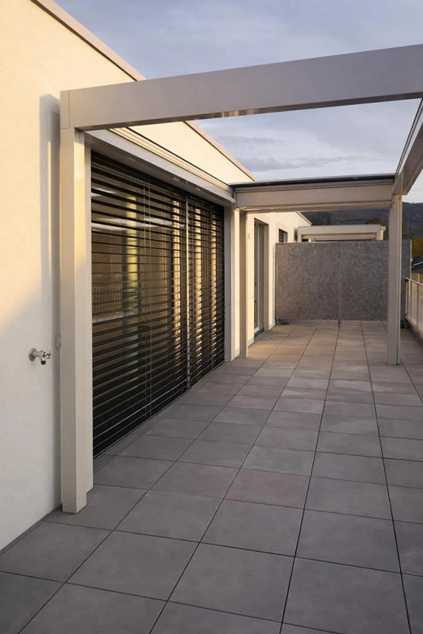 Appartement moderne de 2,5 pièces en penthouse avec terrasse sur le toit près de la gare ! - Photo 7 sur 8