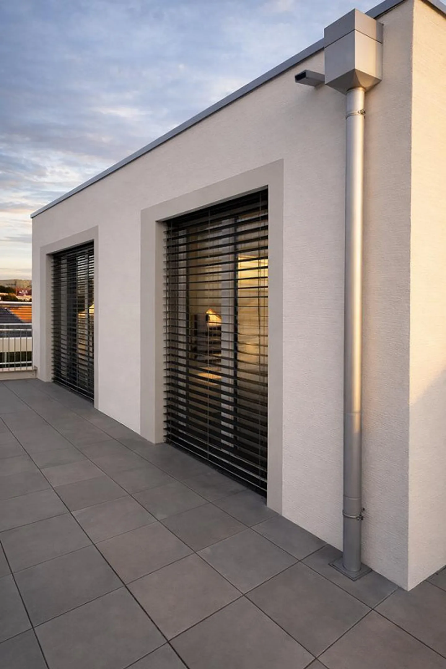 Appartement moderne de 2,5 pièces en penthouse avec terrasse sur le toit près de la gare ! - Photo 8 sur 8