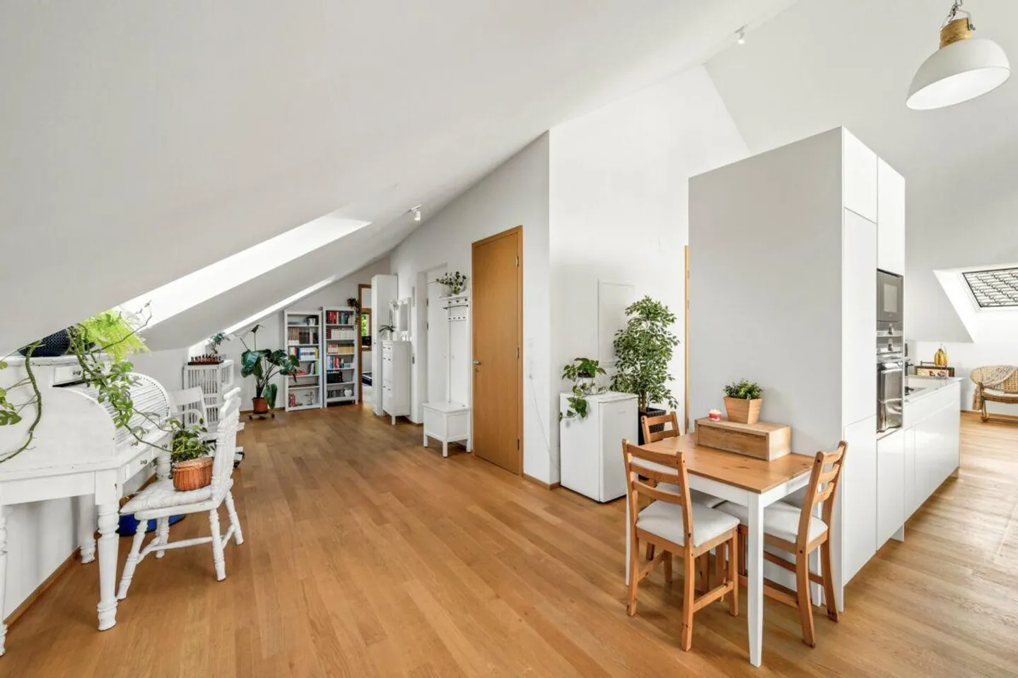 Appartamento attico attraente di 4,5 locali con 2 logge e studio aggiuntivo - Foto 2 di 12