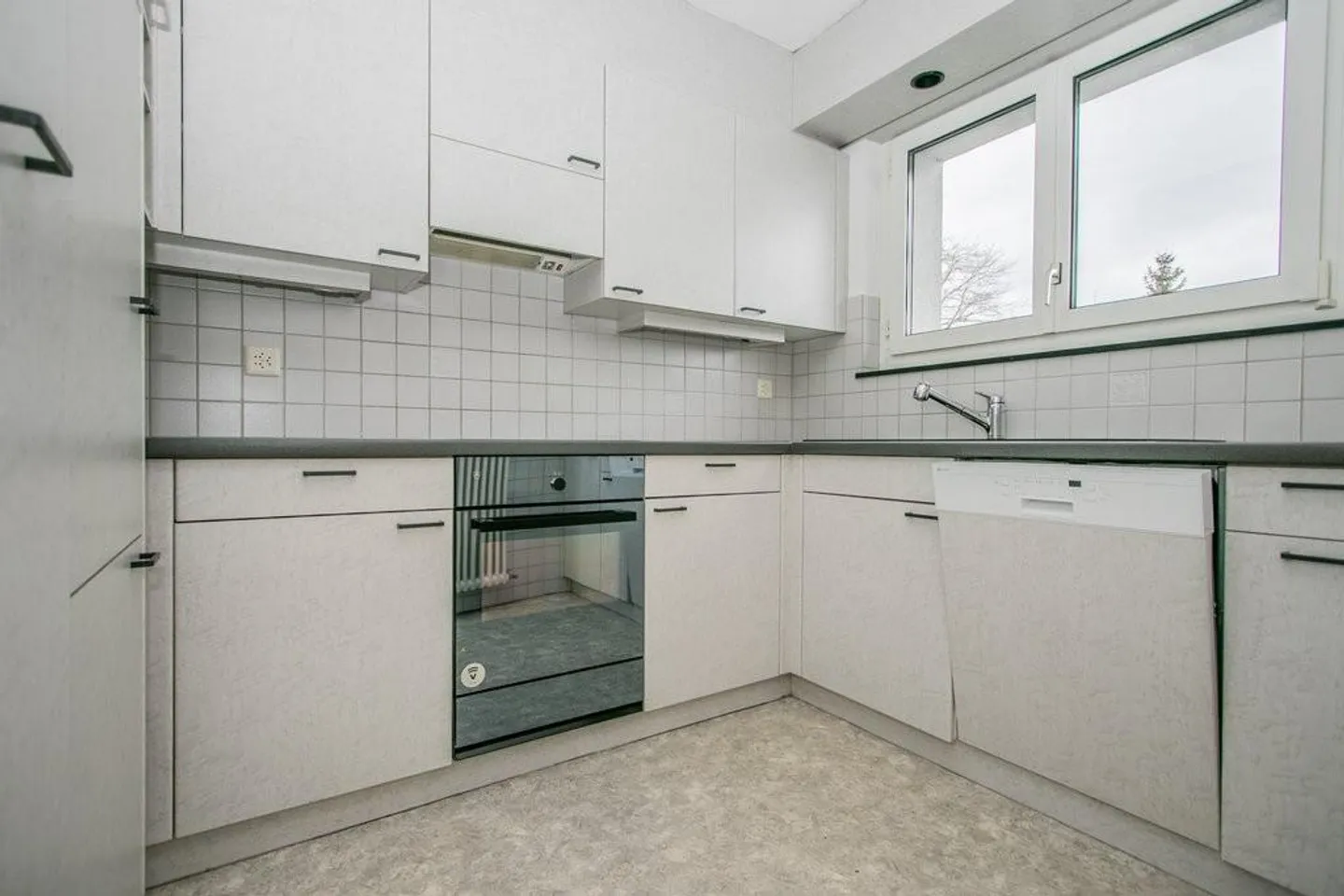 Spacious 4.5 Room Apartment with Balcony and Close to Lake Constance - Photo 2 of 5