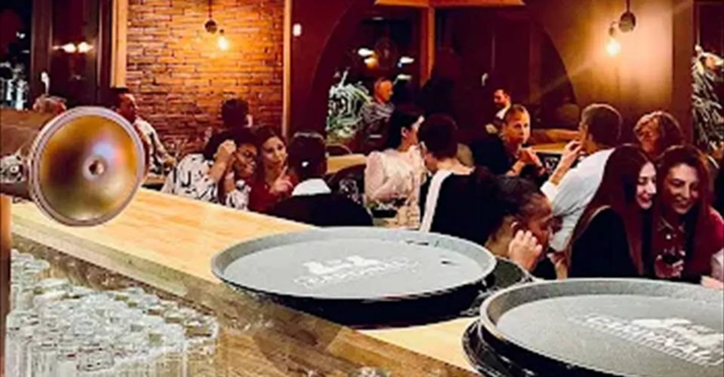 Mixed-use building for rent - Photo 1 of 10