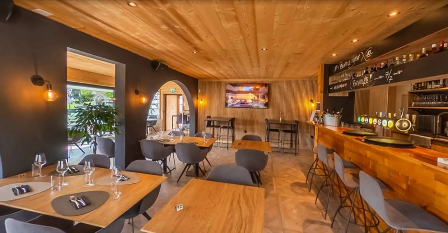 Mixed-use building for rent - Photo 9 of 10