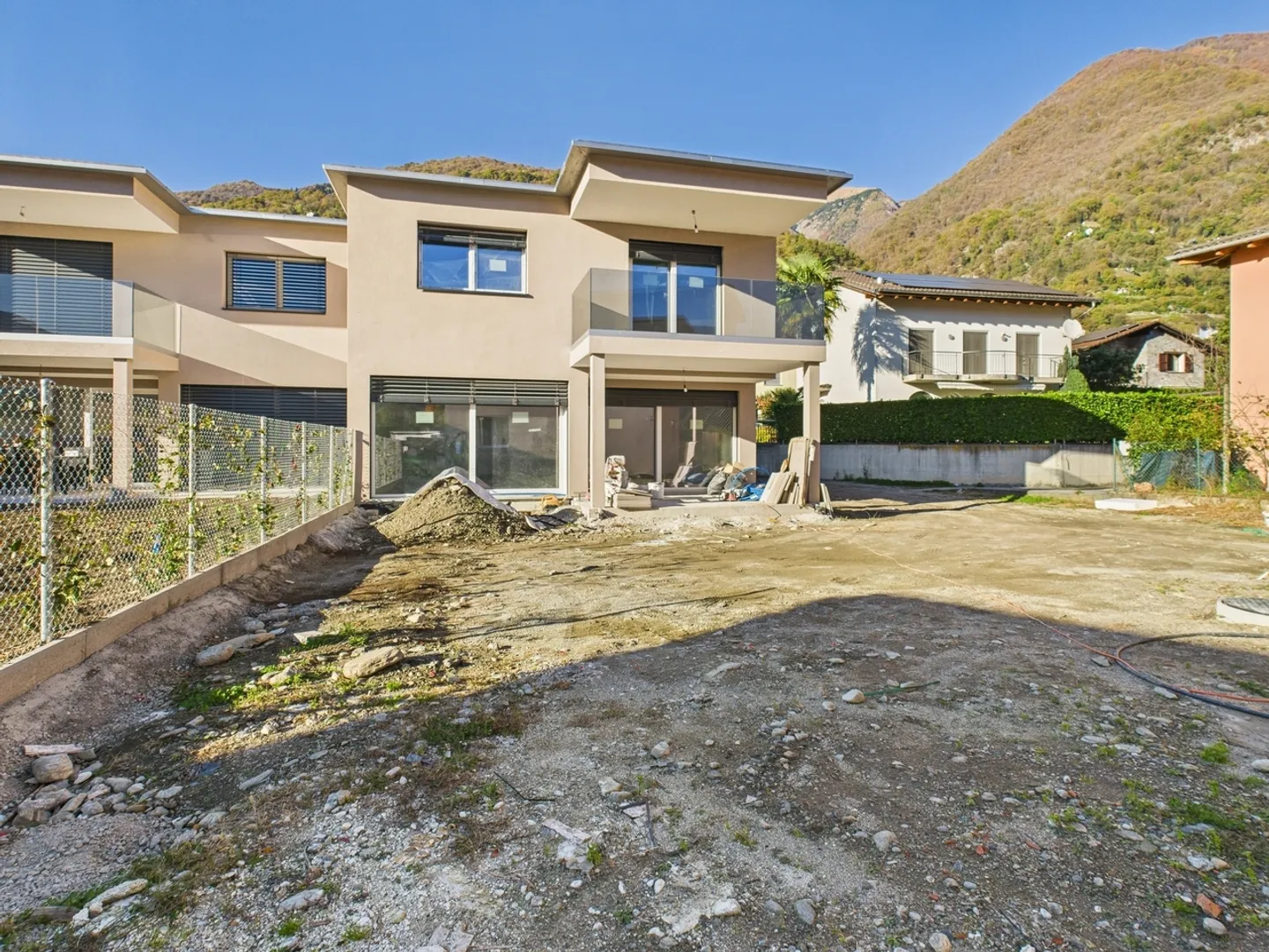 Moderne neu gebaute Reihenhaus in Cugnasco – 4.5 Zimmer... - Foto 1 von 11