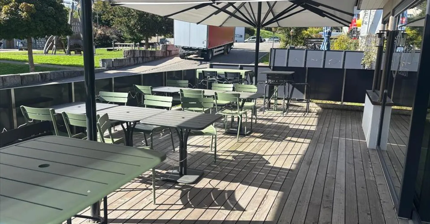 Mixed-use building for rent - Photo 6 of 10