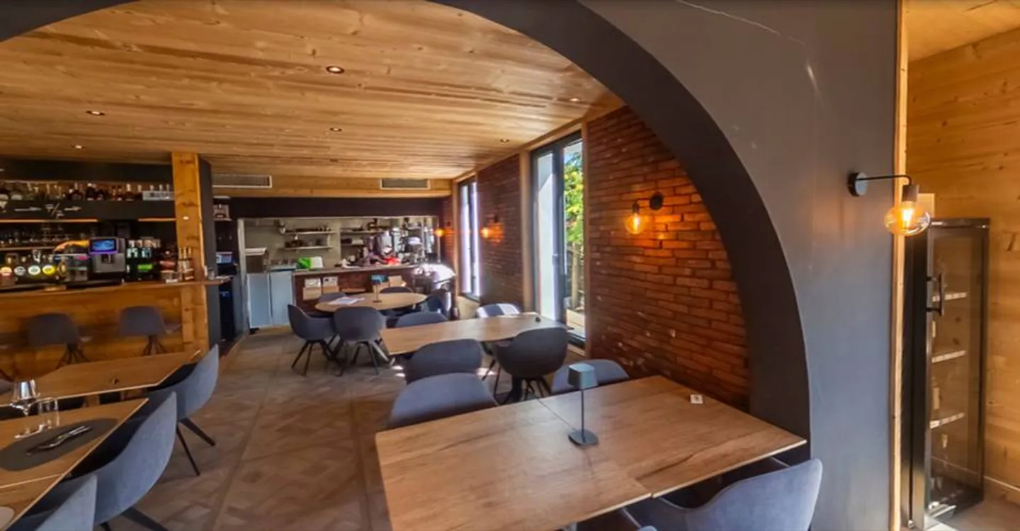 Mixed-use building for rent - Photo 7 of 10