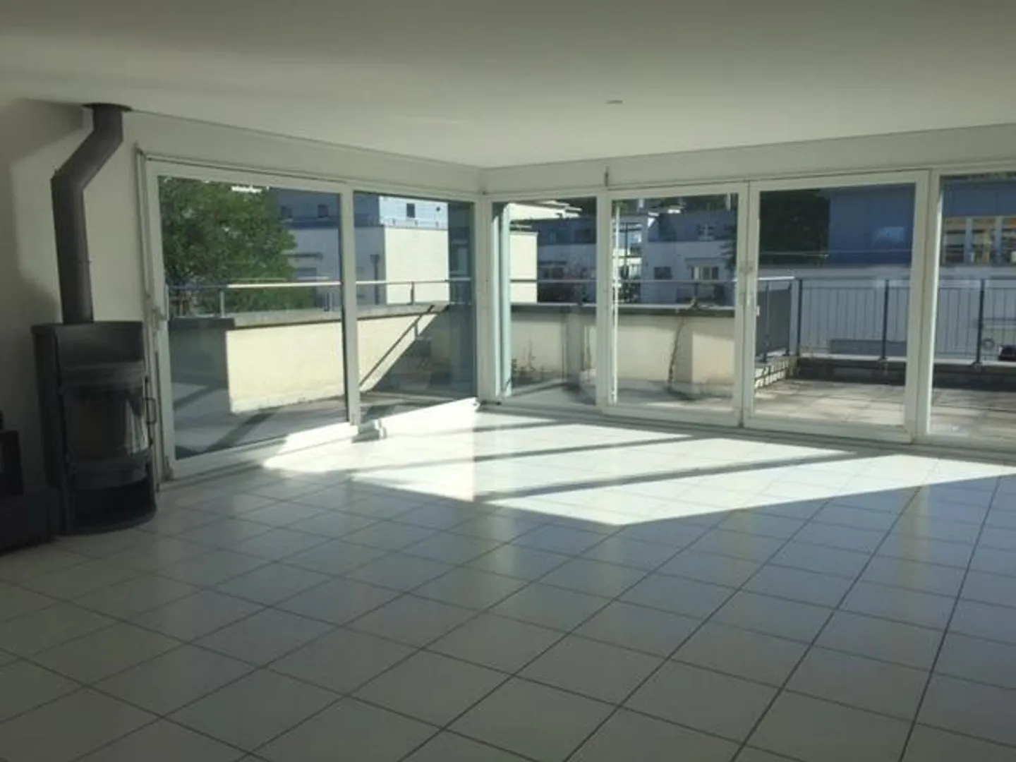 Spacious penthouse apartment with rooftop terrace in a quiet location - Photo 3 of 11