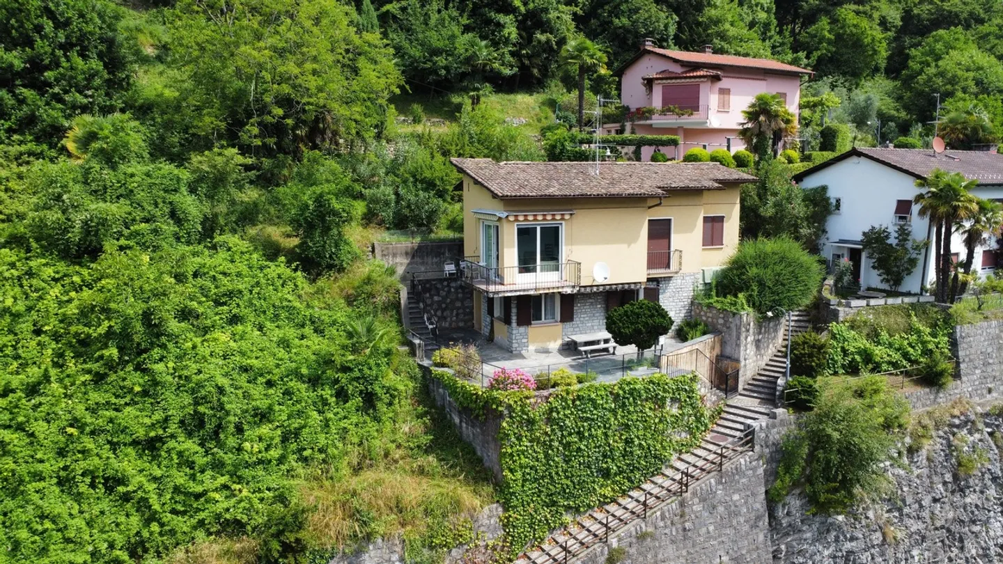 SINGLE-FAMILY HOUSE WITH MAGNIFICENT VIEW - Photo 2 of 10