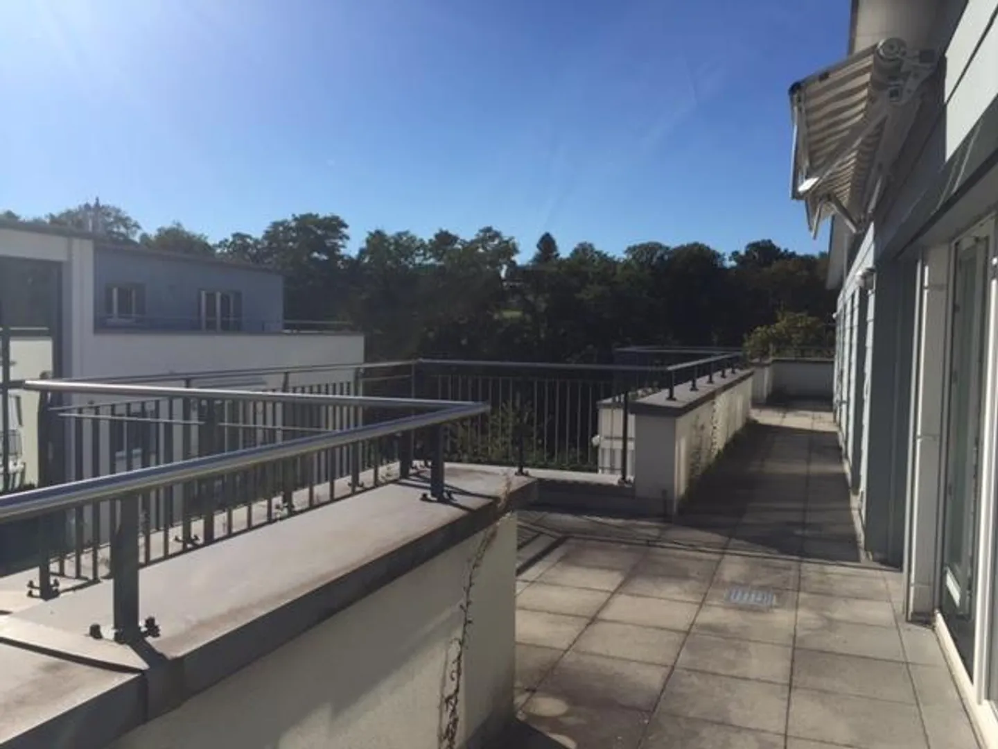 Spacious penthouse apartment with rooftop terrace in a quiet location - Photo 4 of 11