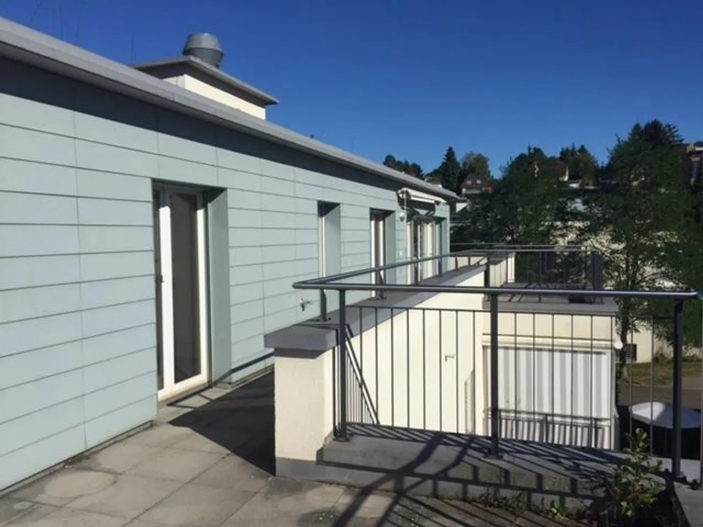 Spacious penthouse apartment with rooftop terrace in a quiet location - Photo 5 of 11