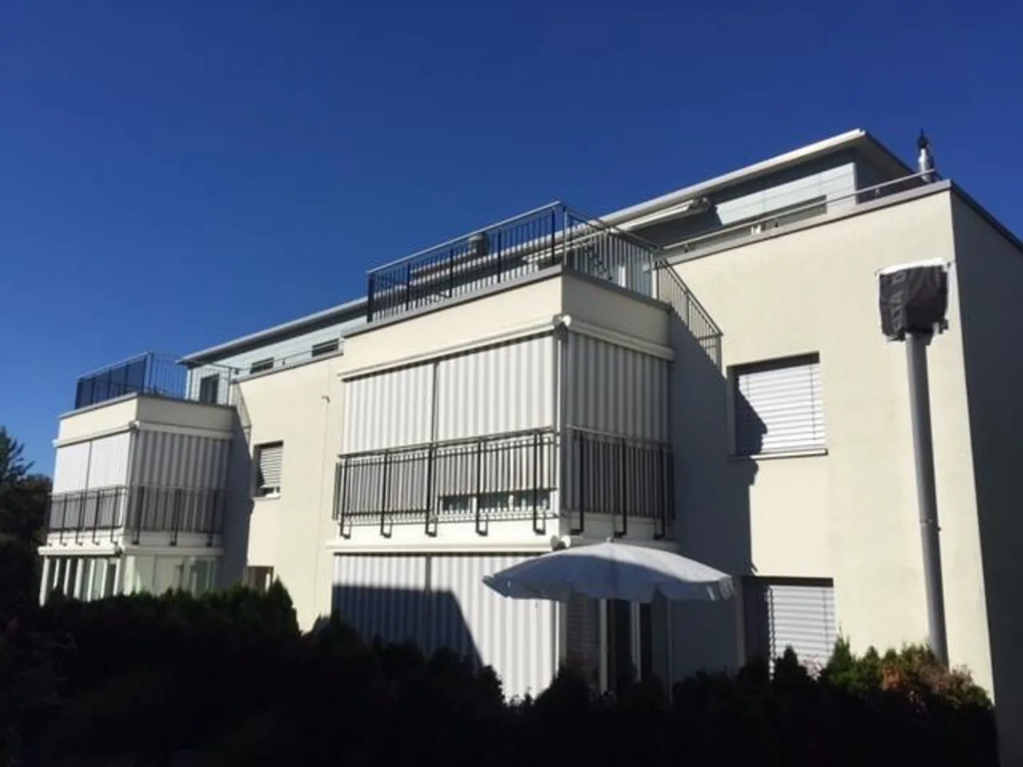 Spacious penthouse apartment with rooftop terrace in a quiet location - Photo 1 of 11