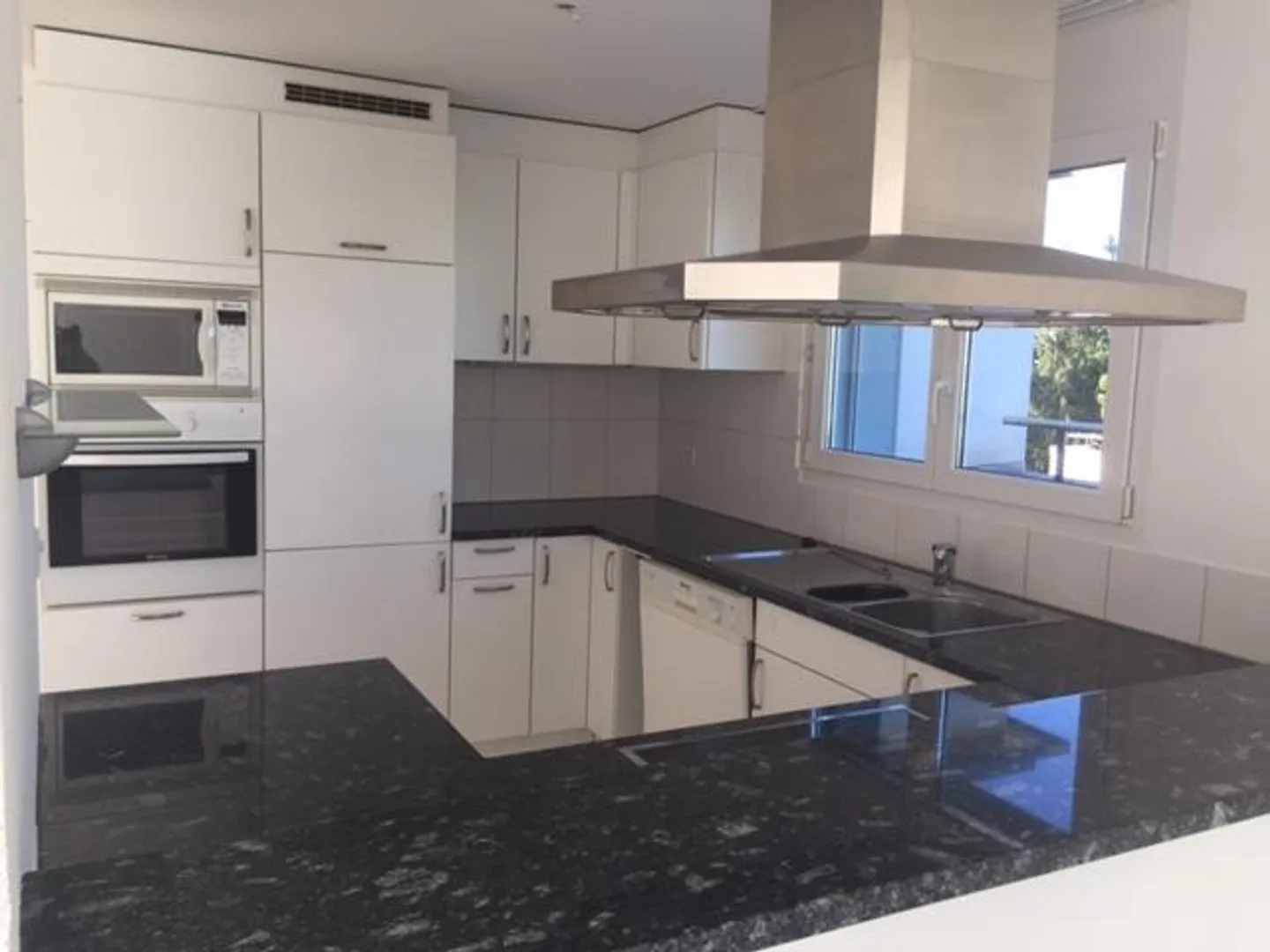 Spacious penthouse apartment with rooftop terrace in a quiet location - Photo 2 of 11