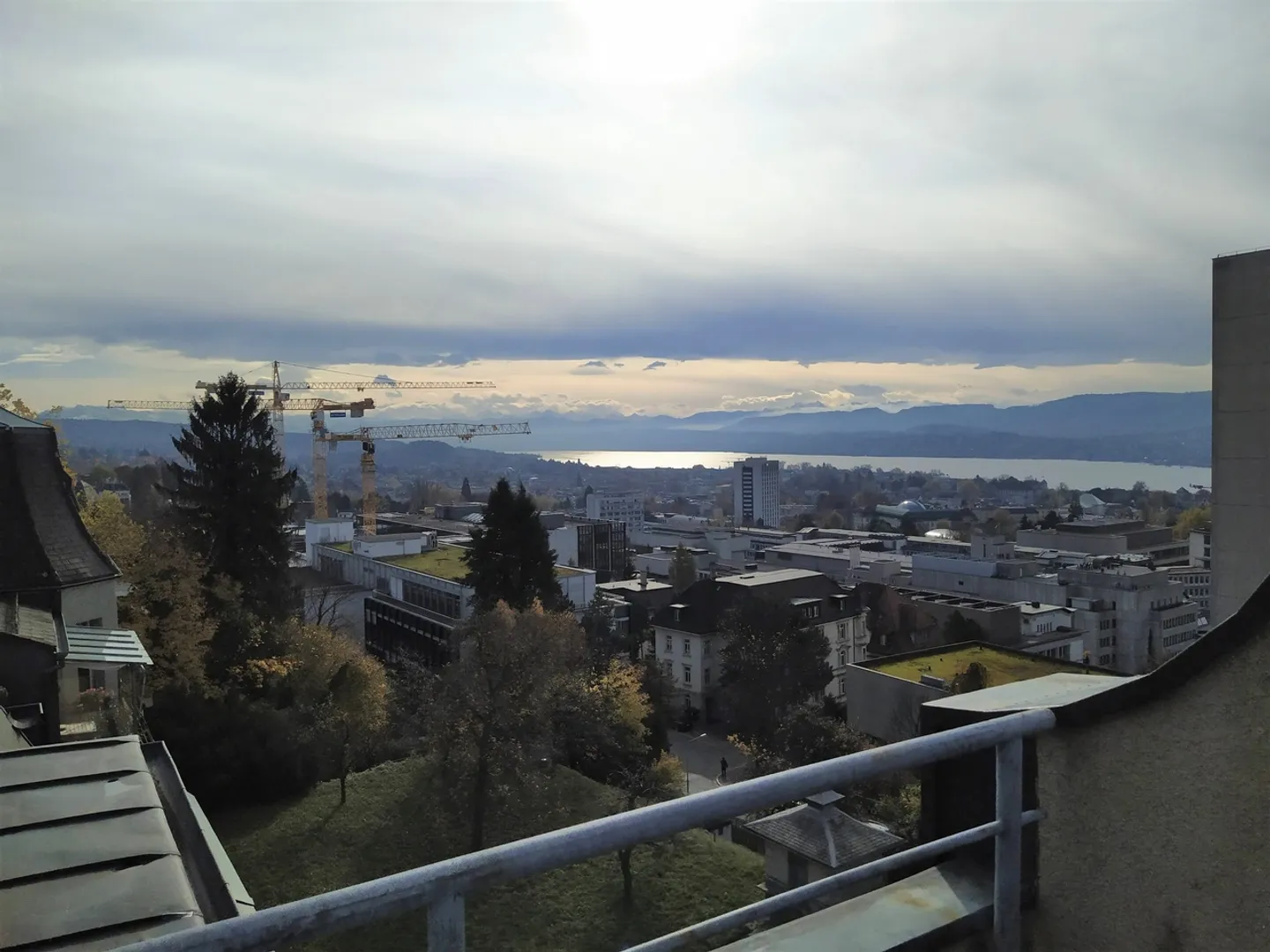 Appartement lumineux 2 pièces avec vue sur le lac - Photo 2 sur 11