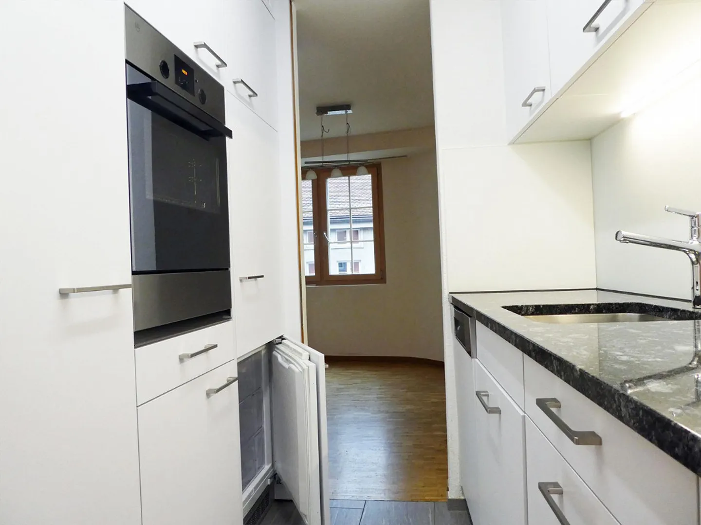 Beautiful and Quiet Old Town Apartment - Photo 4 of 8