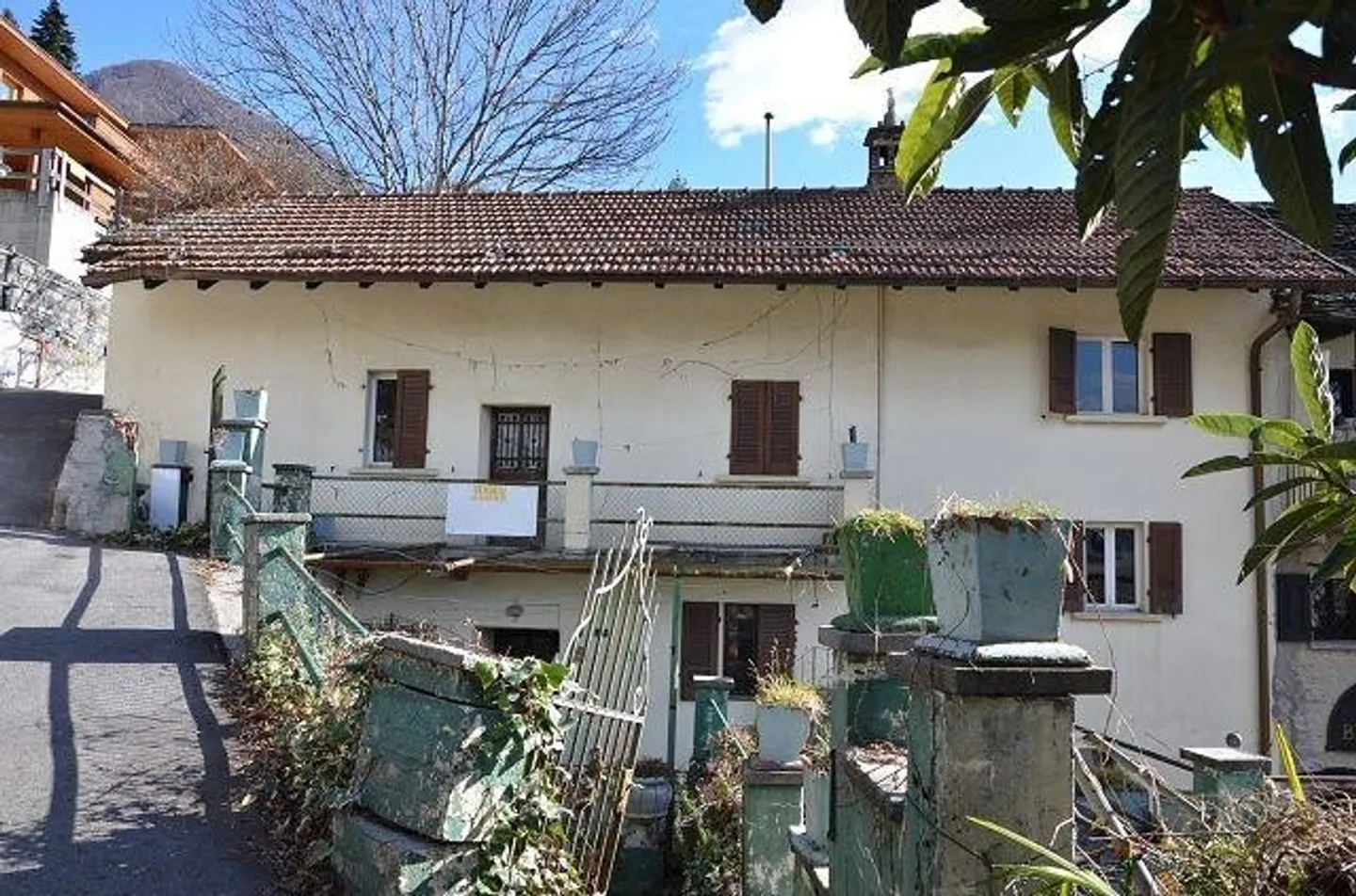 Maison de village avec extension à rénover et terrasse / Grande maison et annexe à rénover + terrain constructible, très ensoleillé et calme avec belle vue - Photo 1 sur 13