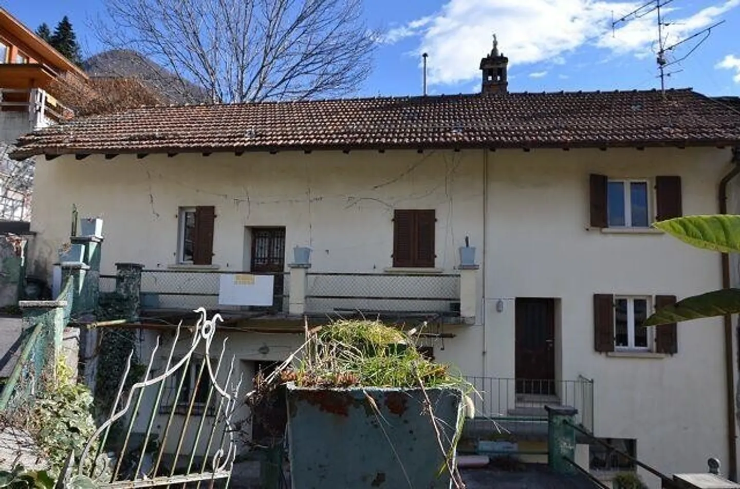 Maison de village avec extension à rénover et terrasse / Grande maison et annexe à rénover + terrain constructible, très ensoleillé et calme avec belle vue - Photo 2 sur 13