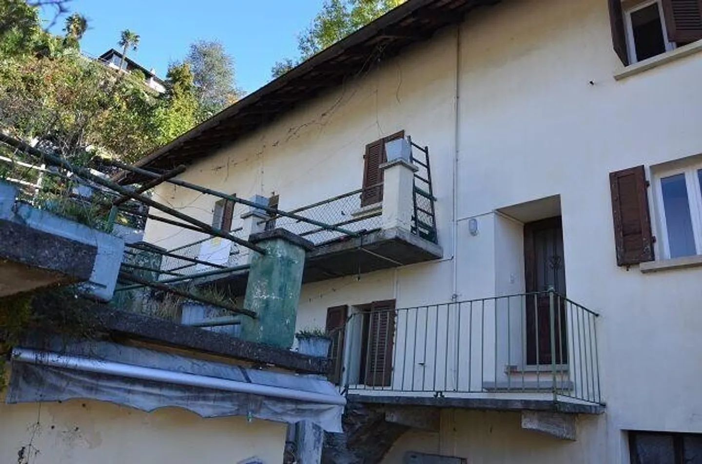 Maison de village avec extension à rénover et terrasse / Grande maison et annexe à rénover + terrain constructible, très ensoleillé et calme avec belle vue - Photo 3 sur 13