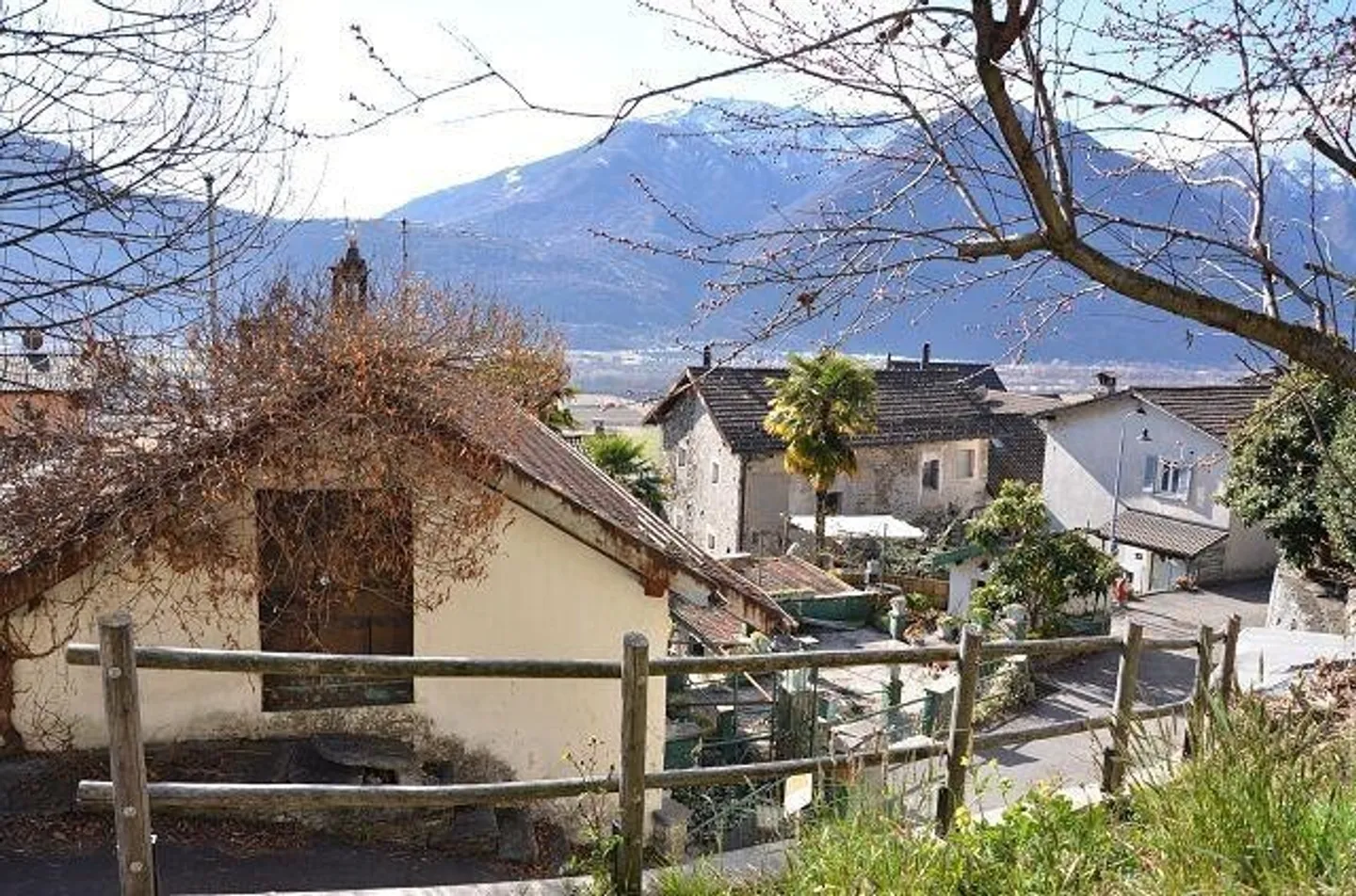 Maison de village avec extension à rénover et terrasse / Grande maison et annexe à rénover + terrain constructible, très ensoleillé et calme avec belle vue - Photo 6 sur 13