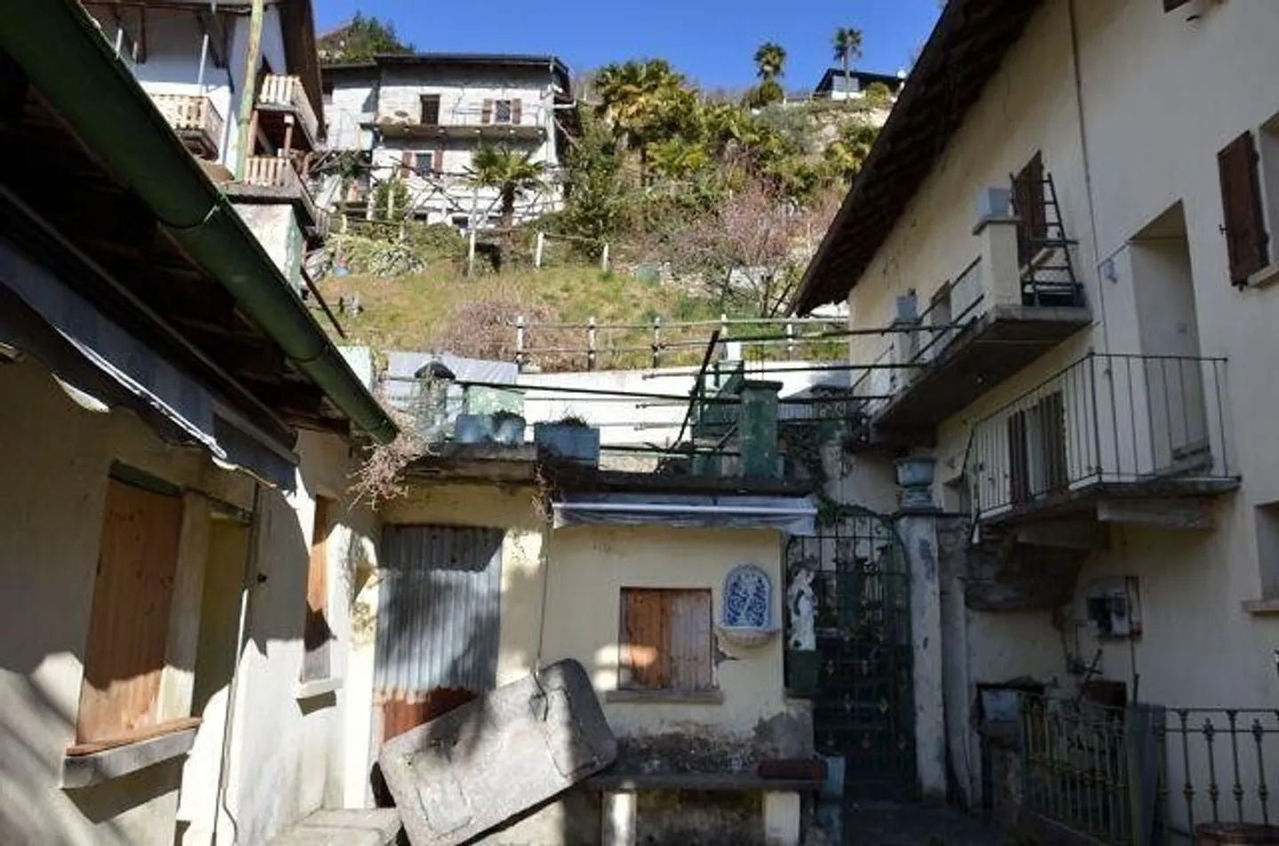 Maison de village avec extension à rénover et terrasse / Grande maison et annexe à rénover + terrain constructible, très ensoleillé et calme avec belle vue - Photo 8 sur 13