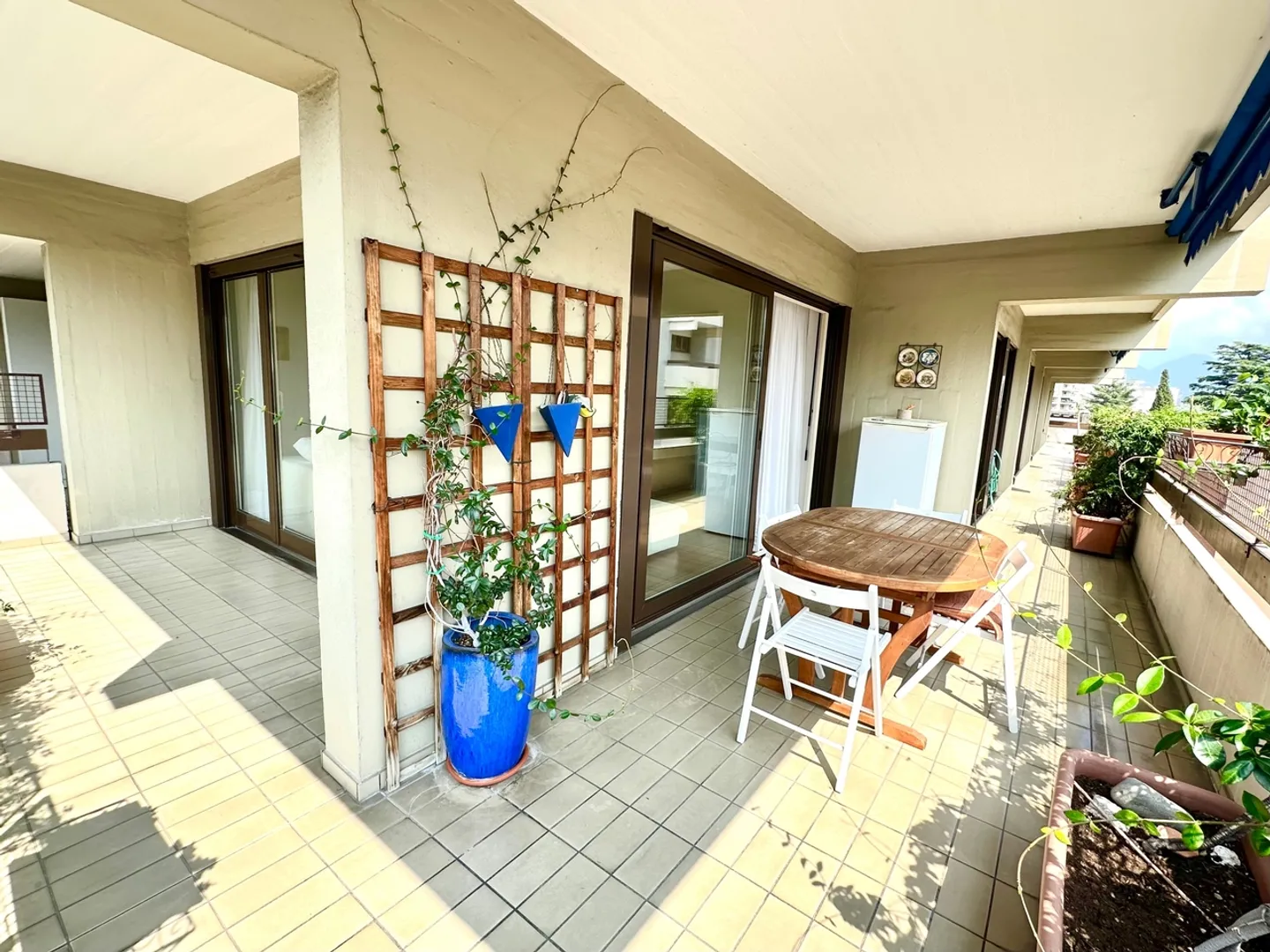 Modern and Welcoming Property with Terrace and Accessibility in Lugano - Photo 6 of 8