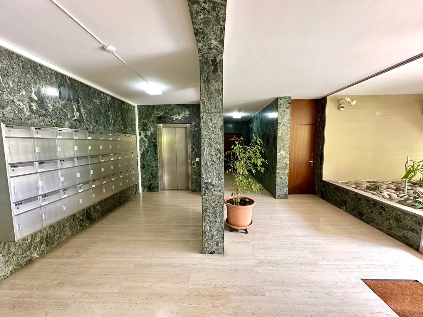 Modern and Welcoming Property with Terrace and Accessibility in Lugano - Photo 7 of 8