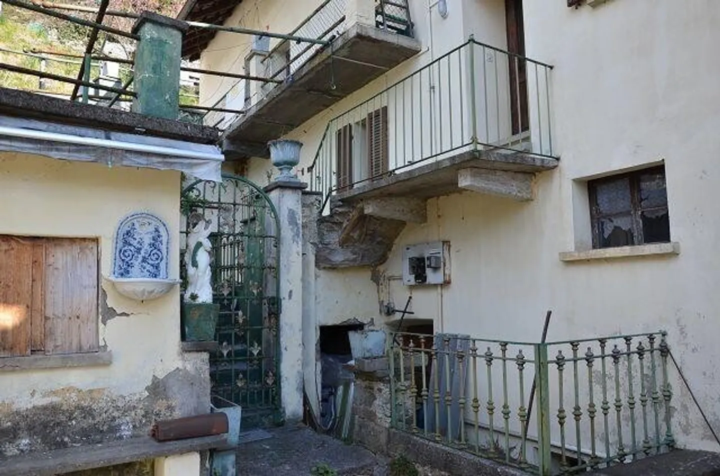 Maison de village avec extension à rénover et terrasse / Grande maison et annexe à rénover + terrain constructible, très ensoleillé et calme avec belle vue - Photo 5 sur 13