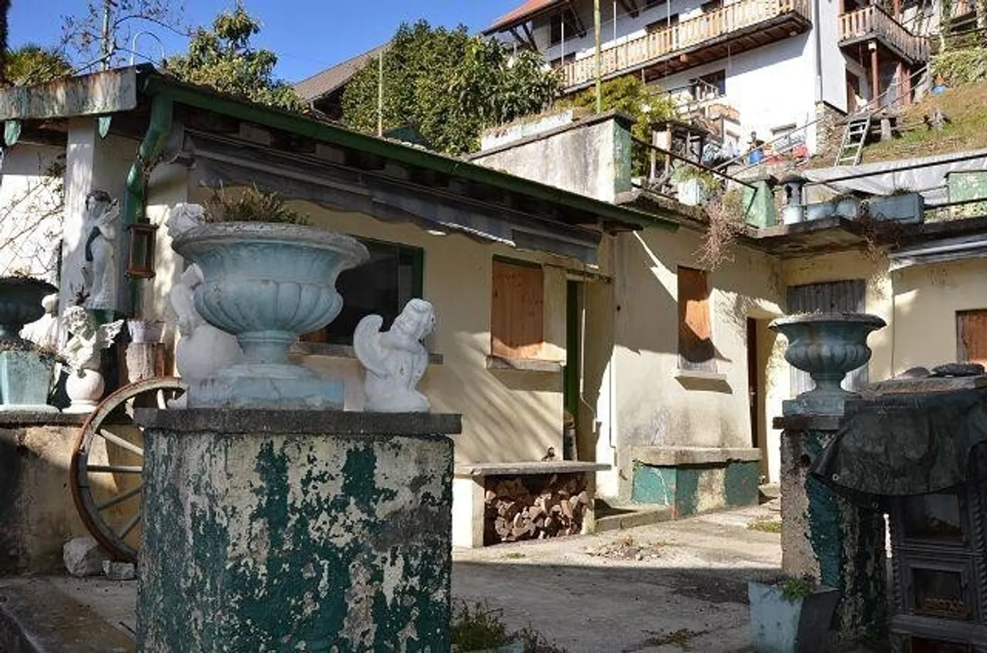 Maison de village avec extension à rénover et terrasse / Grande maison et annexe à rénover + terrain constructible, très ensoleillé et calme avec belle vue - Photo 9 sur 13