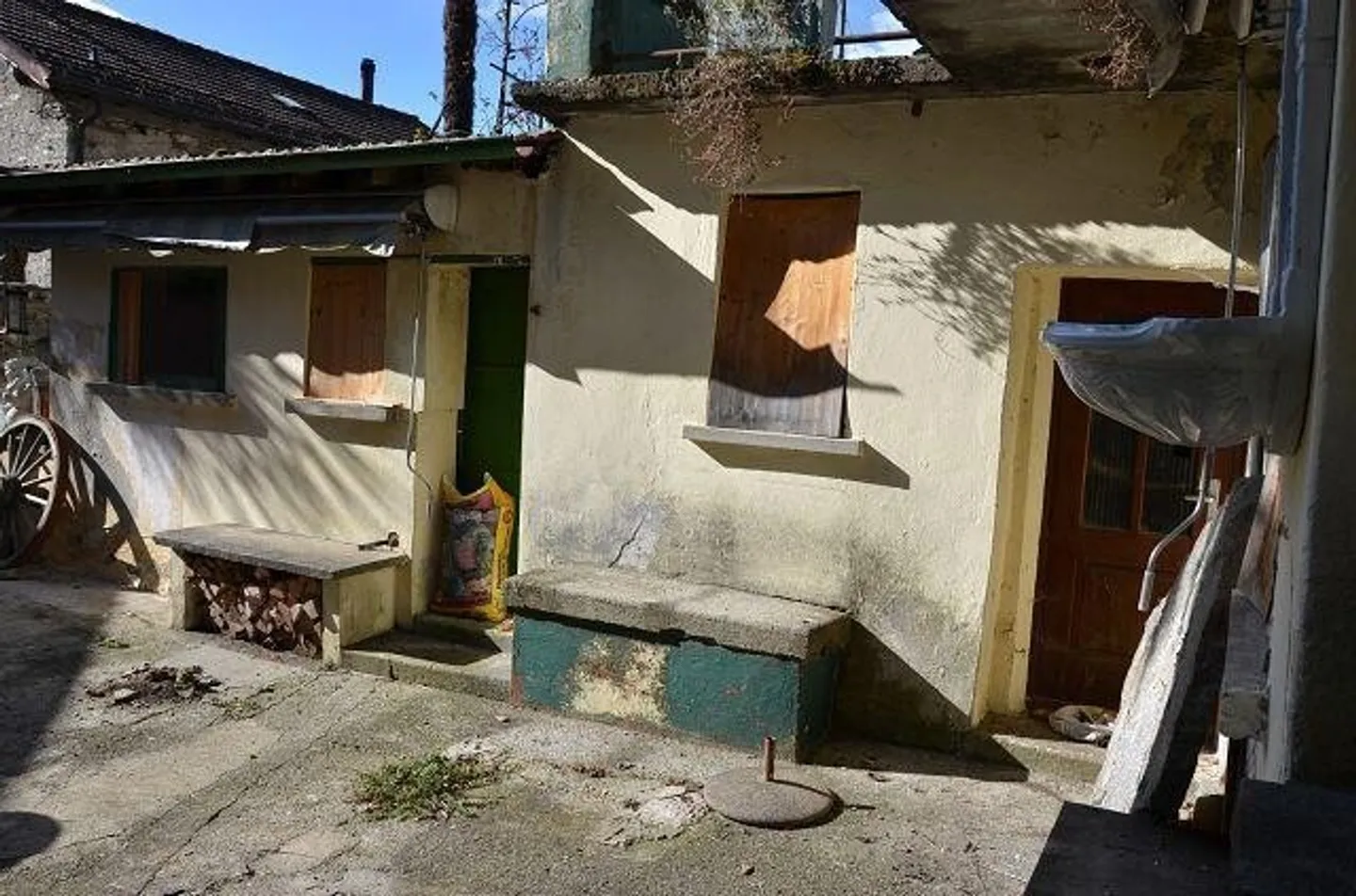 Maison de village avec extension à rénover et terrasse / Grande maison et annexe à rénover + terrain constructible, très ensoleillé et calme avec belle vue - Photo 10 sur 13