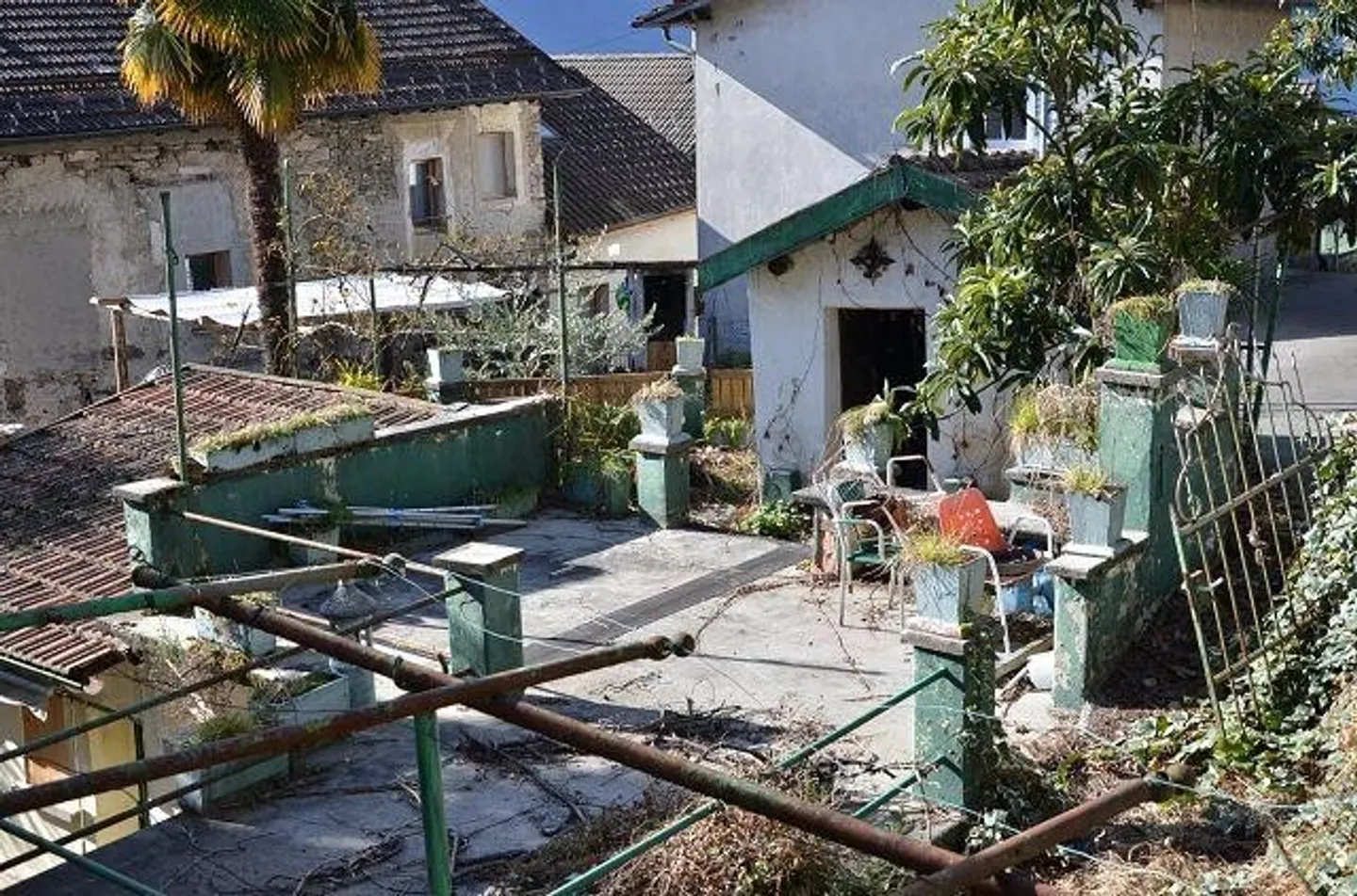 Maison de village avec extension à rénover et terrasse / Grande maison et annexe à rénover + terrain constructible, très ensoleillé et calme avec belle vue - Photo 12 sur 13