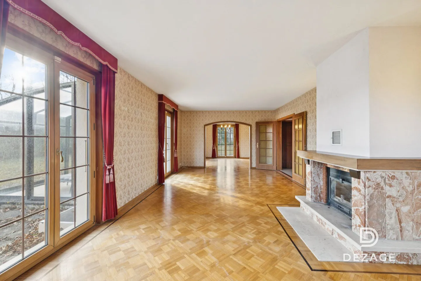 Large family property on the edge of the forest: exceptional volumes and potential! - Photo 3 of 13