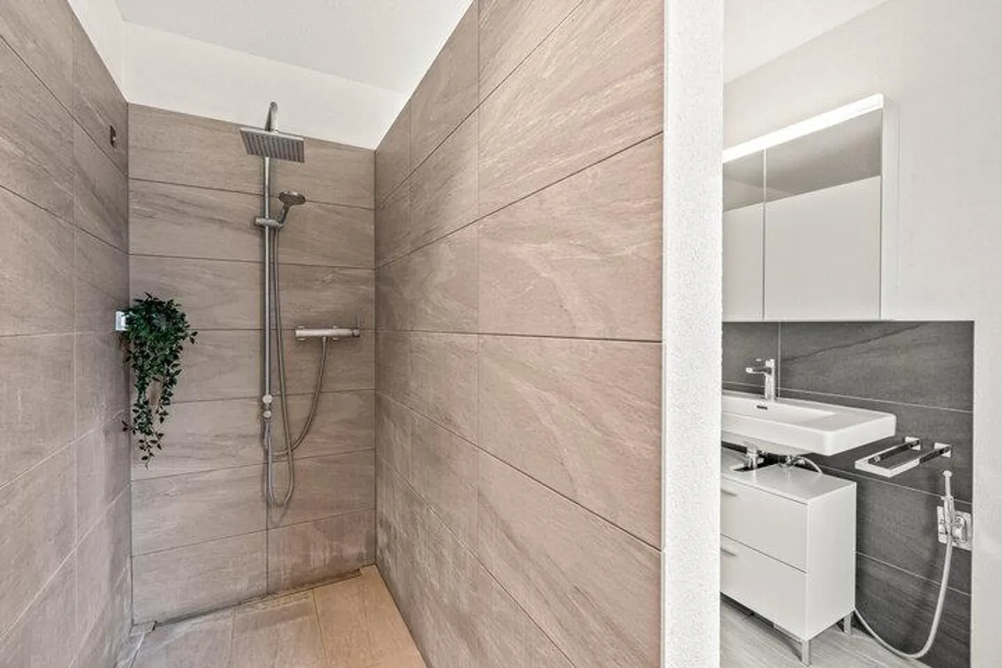 VIVERE MODERNO, GODERE DELLA CAMPAGNA - APPARTAMENTO IN CONDOMINIO A WYNENTAL - Foto 5 di 7