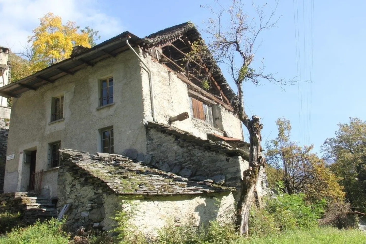 Large rustic house with parking and land - Photo 3 of 13