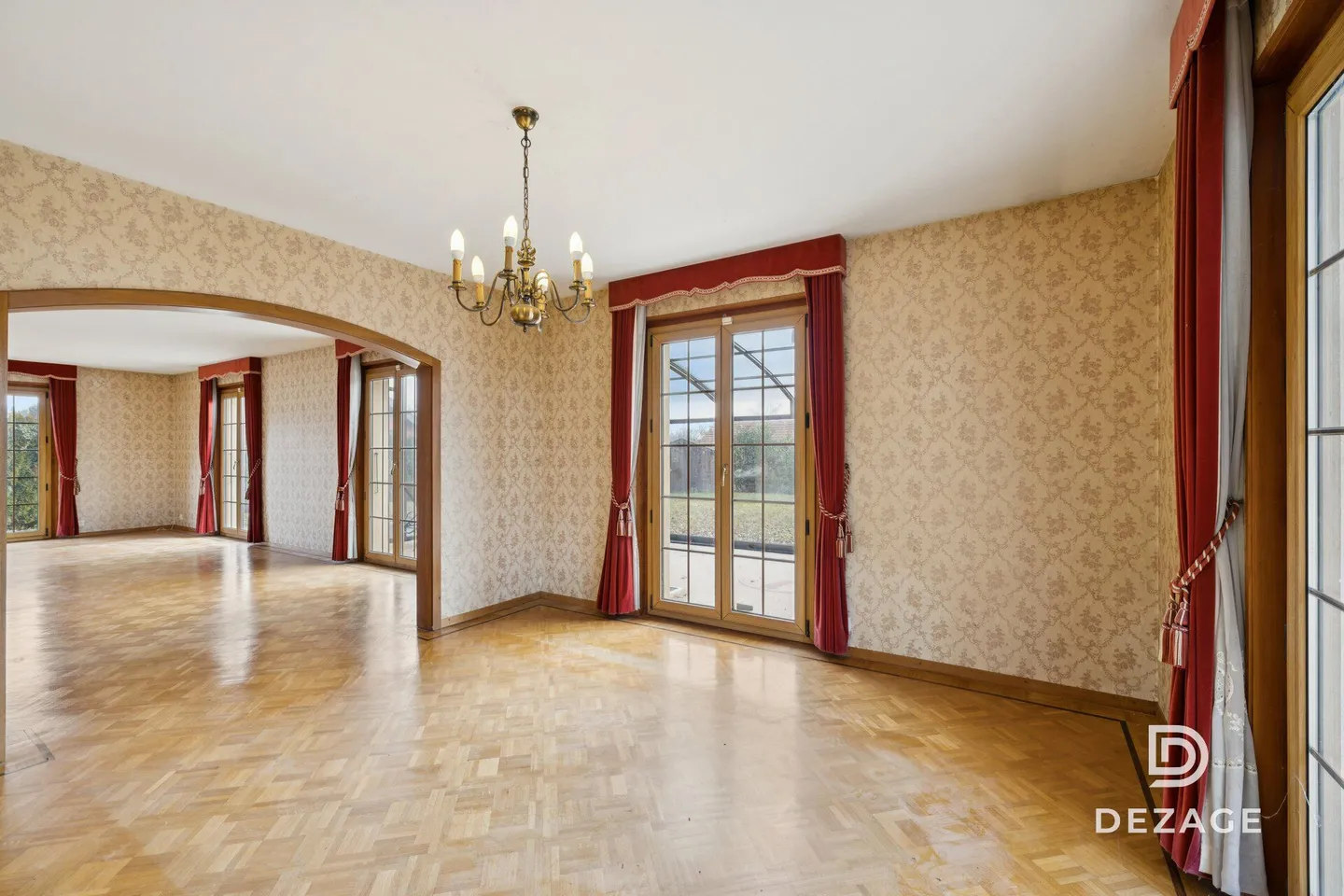 Large family property on the edge of the forest: exceptional volumes and potential! - Photo 5 of 13